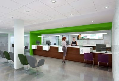 
3d rendering of a Desjardins bank branch with a modern reception desk with 4 desks, white with wood. The welcome is a mix of white and green colors to recall the logo of the company. There is also a lobby with empty chairs. A woman speaks with the agent.